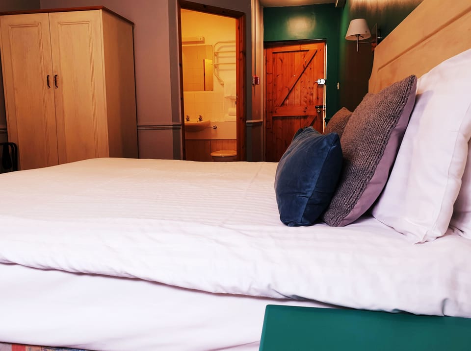 Double Room | Desk, iron/ironing board, bed sheets, wheelchair access