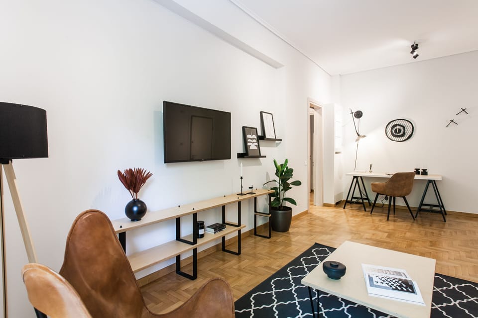 Apartment | Living area | 43-inch Smart TV with satellite channels, TV, Netflix