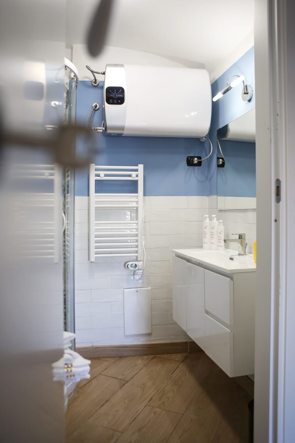 Apartment, 1 Bedroom | Bathroom | Shower, rainfall showerhead, free toiletries, hair dryer