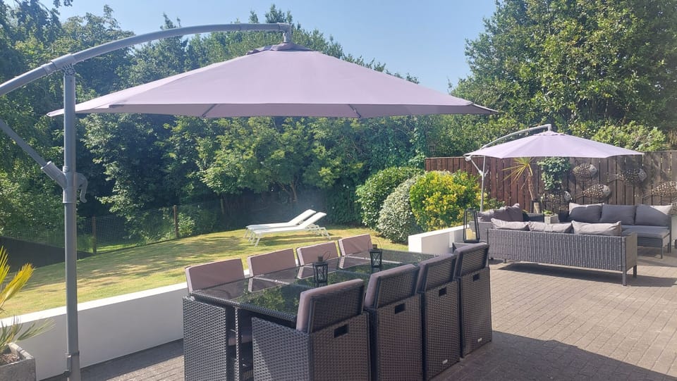 Outside dining seats 8