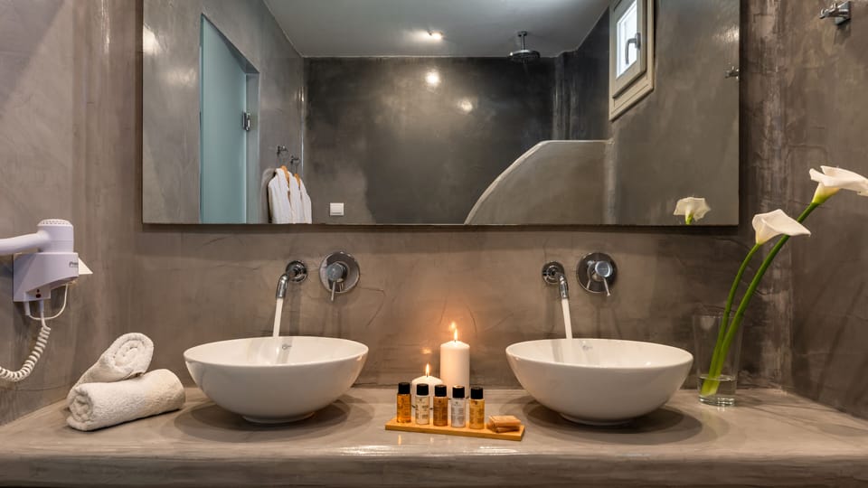 Junior Double or Twin Room | Bathroom | Shower, rainfall showerhead, hair dryer, towels