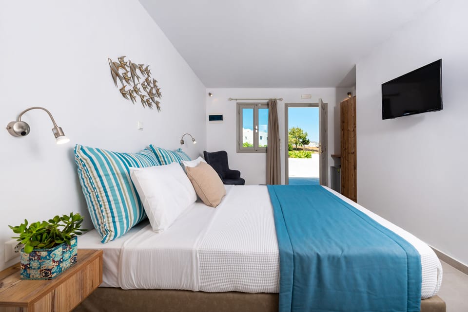 Pool View room with outdoor Jacuzzi | In-room safe, laptop workspace, iron/ironing board, free WiFi