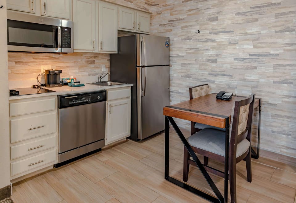 Full-size fridge, microwave, stovetop, dishwasher