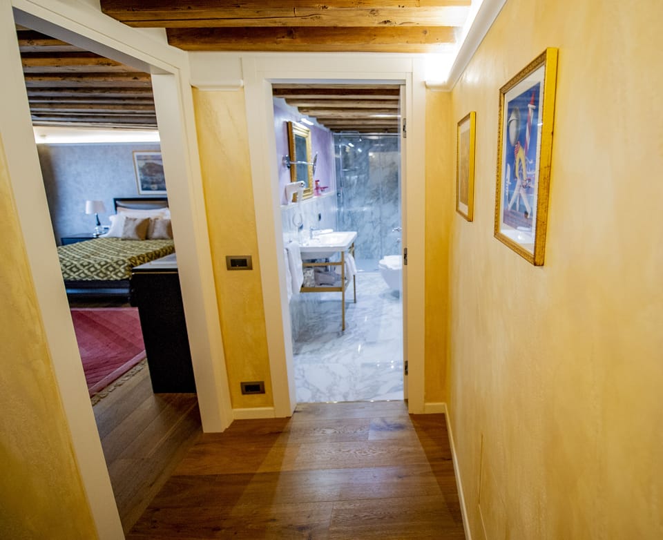 Deluxe Double Room, 1 King Bed with Sofa bed, Canal View (San Salvador) | Bathroom | Shower, rainfall showerhead, eco-friendly toiletries, hair dryer