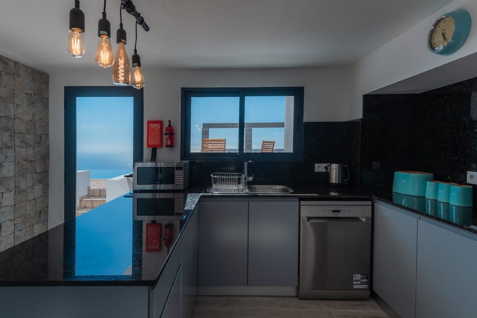 Kitchen with Fridge / Freezer, washing machine, Dishwasher, Coffe Maker