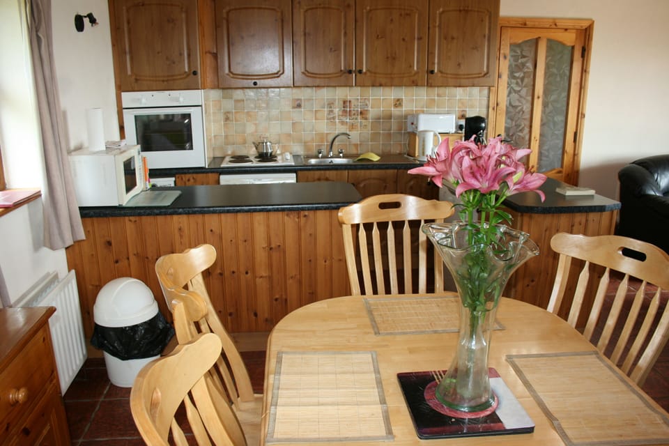 Traditional Cottage | Private kitchen | Microwave, oven, stovetop, dishwasher
