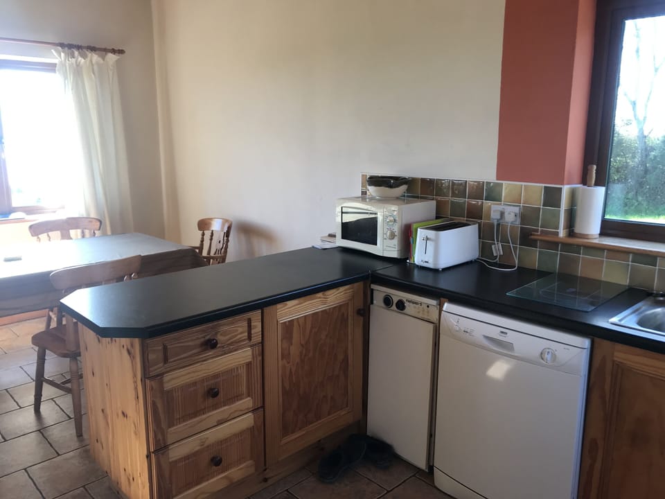 Coffee/tea maker, full-size fridge, microwave, oven