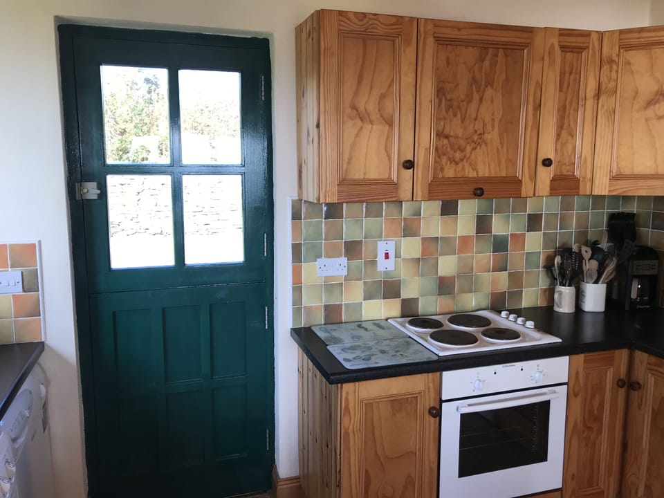 Coffee/tea maker, full-size fridge, microwave, oven