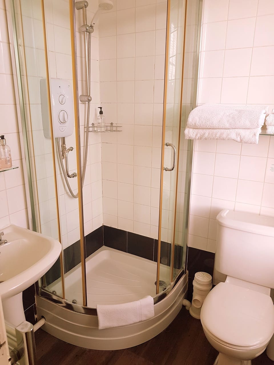 Double Room (Large 2) | Bathroom | Shower, free toiletries, hair dryer, towels