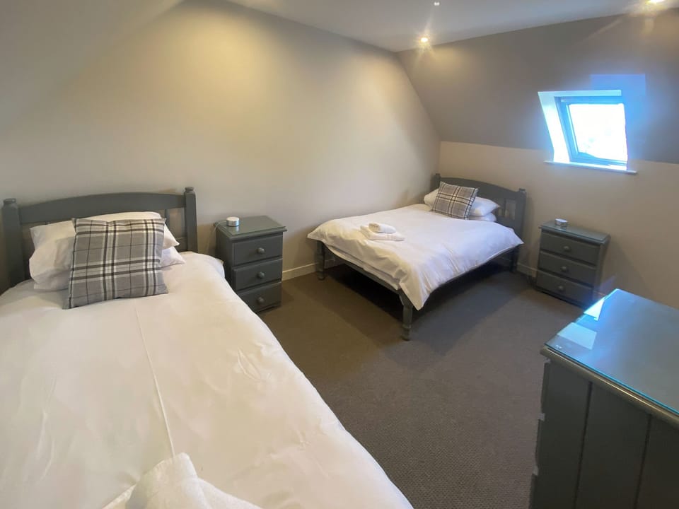 Twin bedroom | Dubh Sgeir - Puffin, Oban