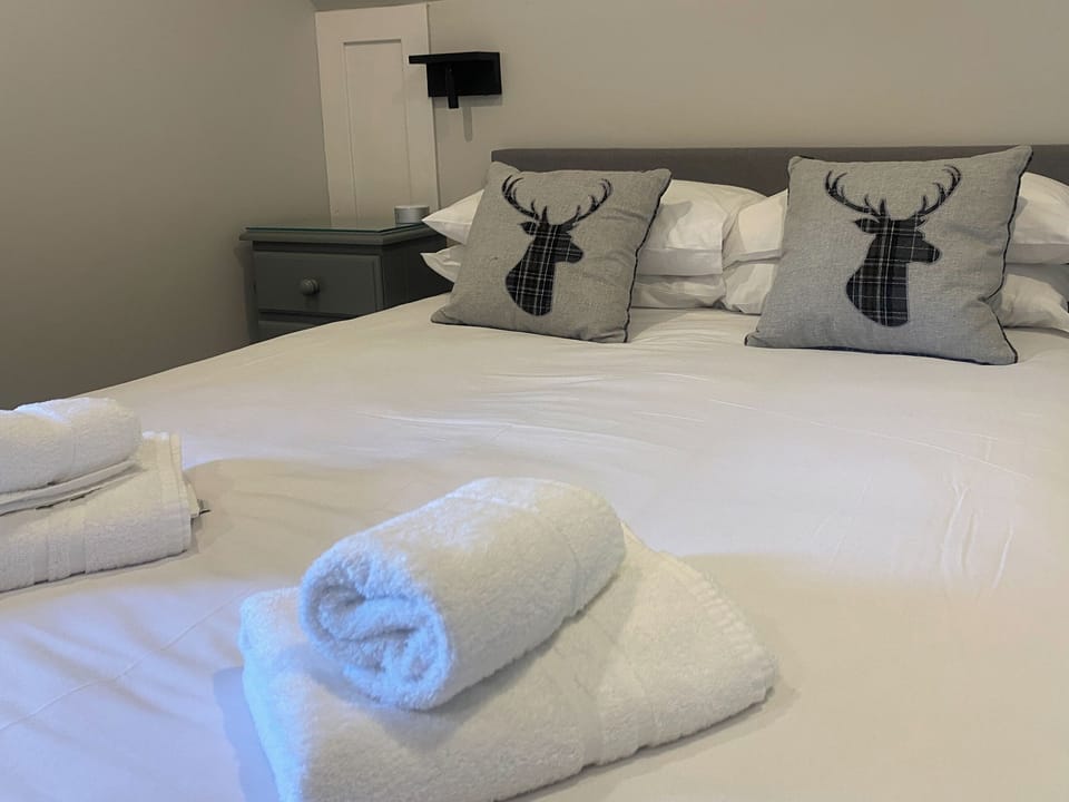 Double bedroom | Dubh Sgeir - Puffin, Oban