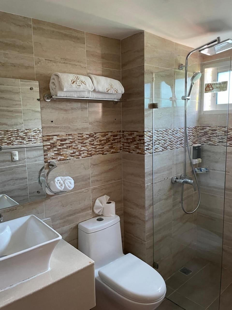 Shower, rainfall showerhead, free toiletries, hair dryer