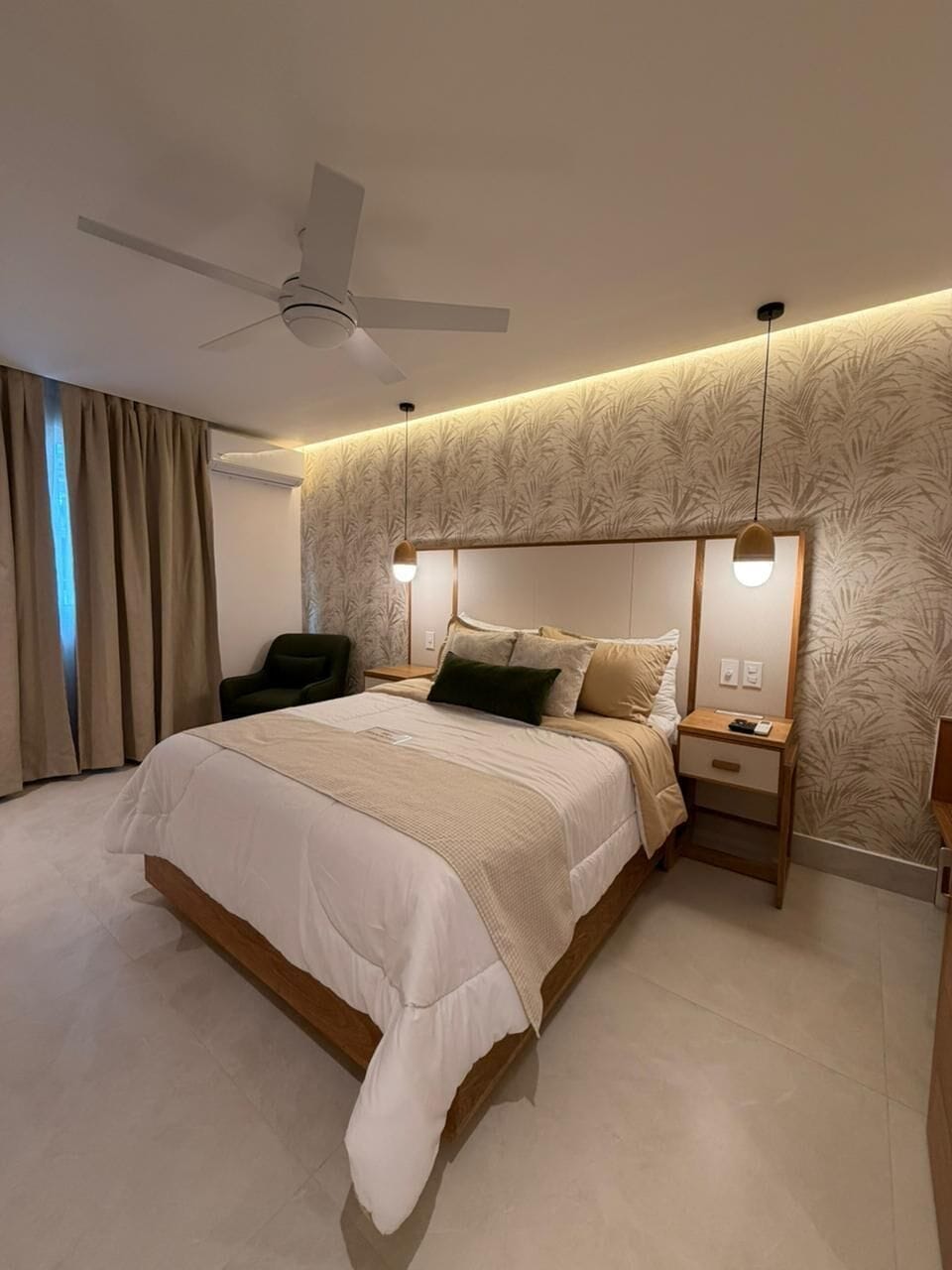 Deluxe Single Room | Premium bedding, minibar, in-room safe, desk