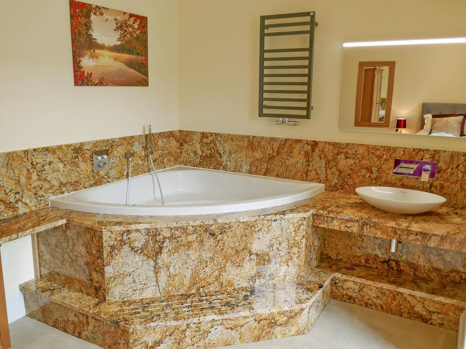Impressive corner whirlpool bath in master bedroom | Easedale Corner, Grasmere, near Ambleside