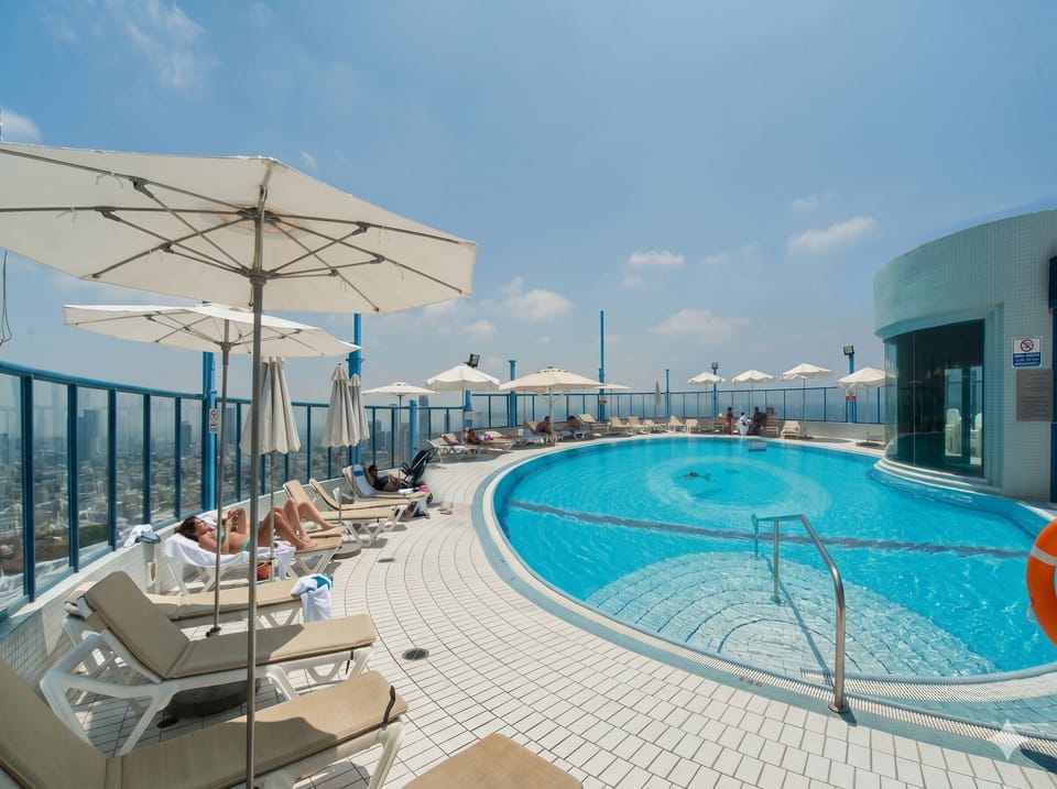 4 outdoor pools, a rooftop pool