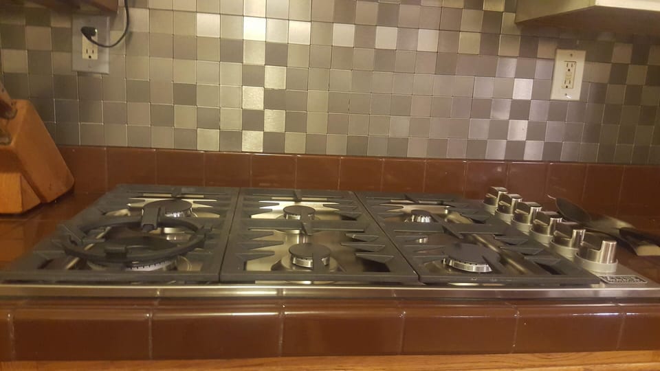Economy Room, 1 Queen Bed | Shared kitchen | Full-size fridge, microwave, oven, stovetop