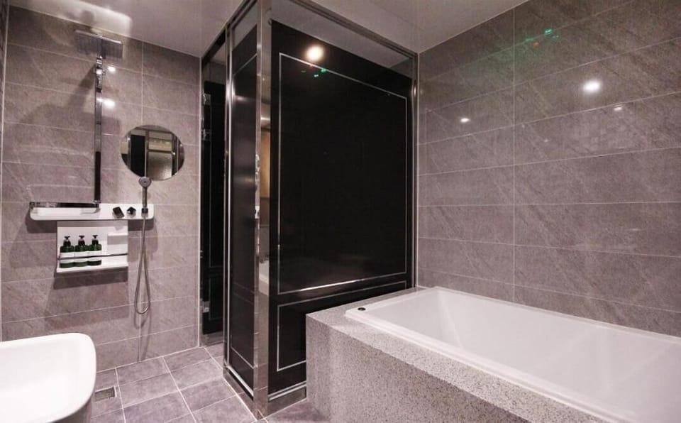 Separate tub and shower, deep soaking tub, rainfall showerhead
