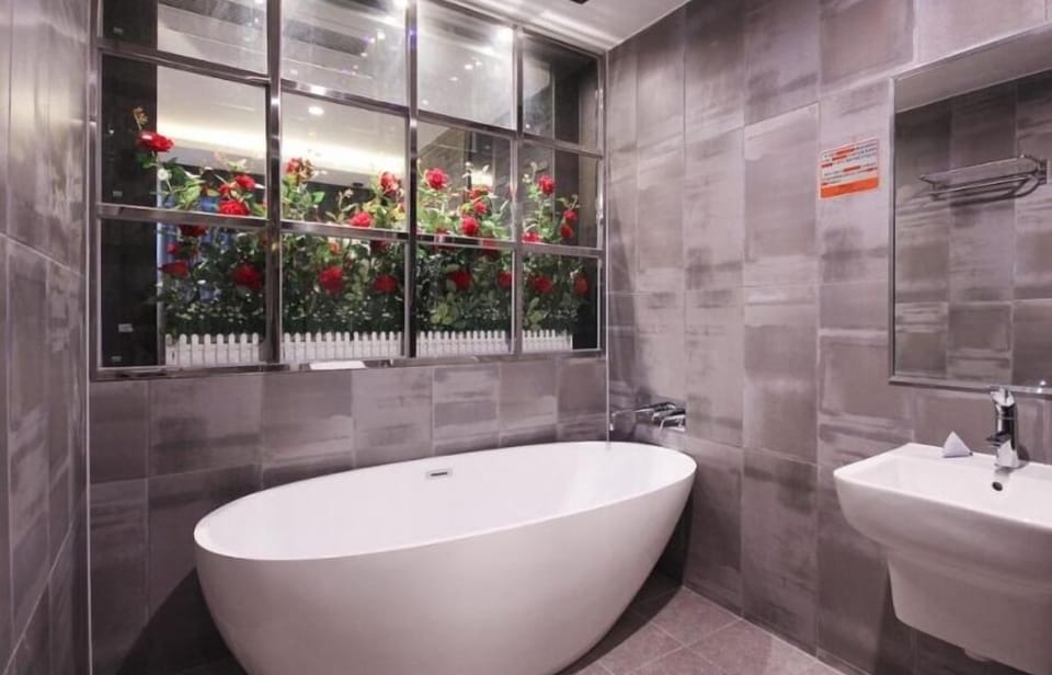 Separate tub and shower, deep soaking tub, rainfall showerhead