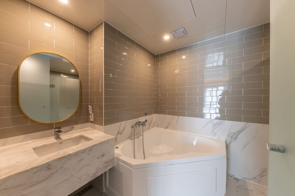 Standard Room | Bathroom | Separate tub and shower, deep soaking tub, rainfall showerhead