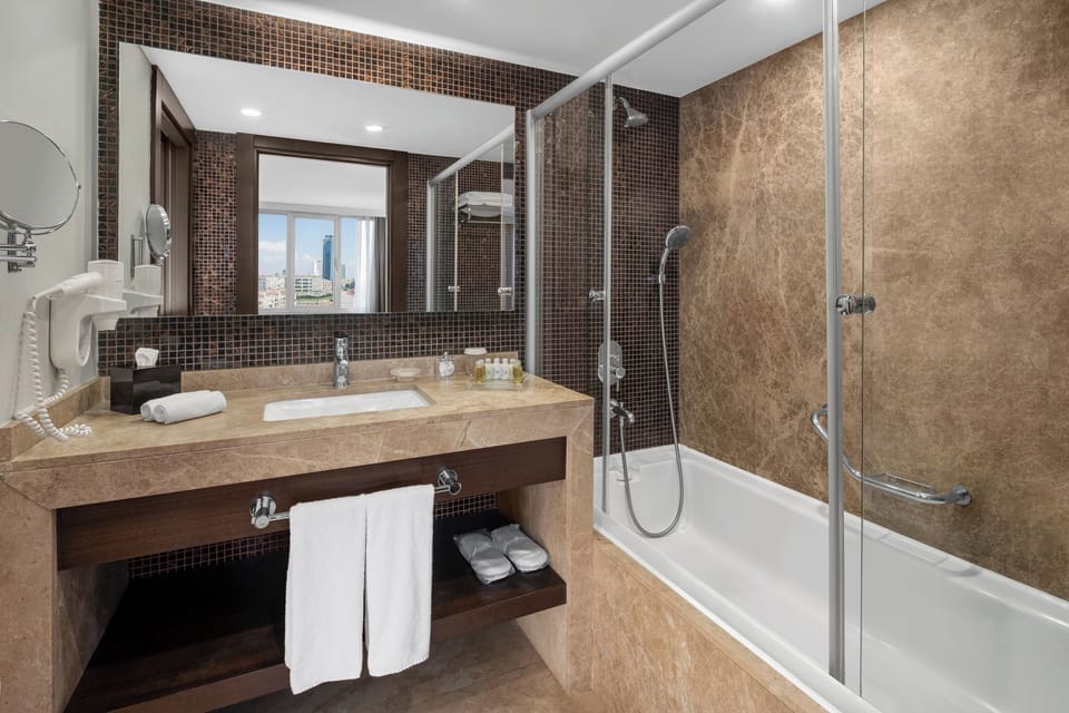 Grand Double Room (Spa Access Included) | Bathroom | Free toiletries, hair dryer, slippers, bidet