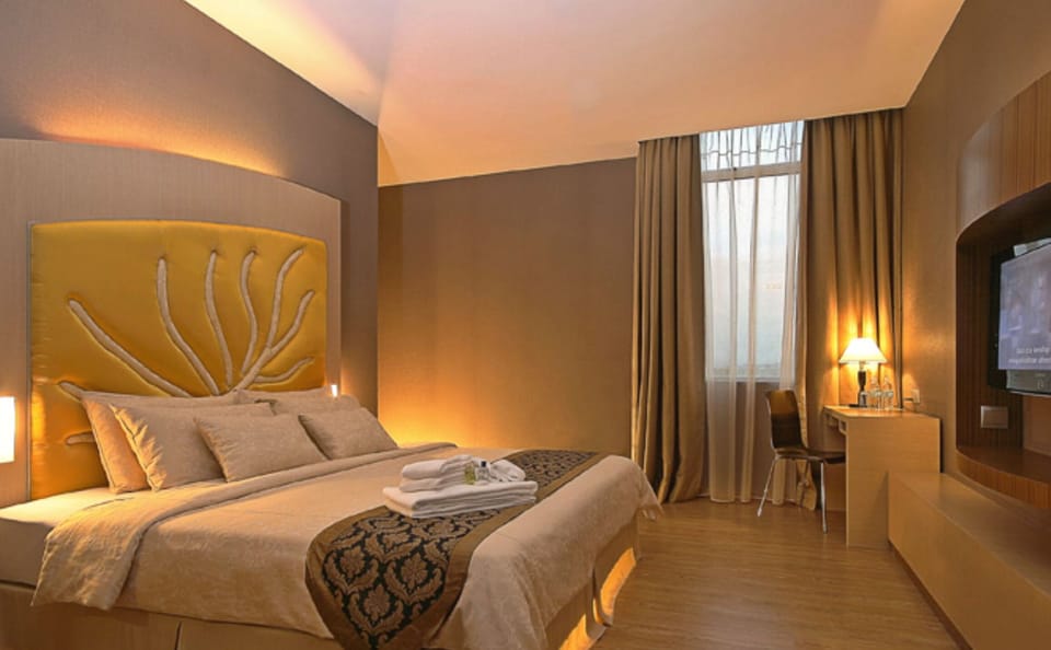 Deluxe Room | Select Comfort beds, in-room safe, individually furnished, desk