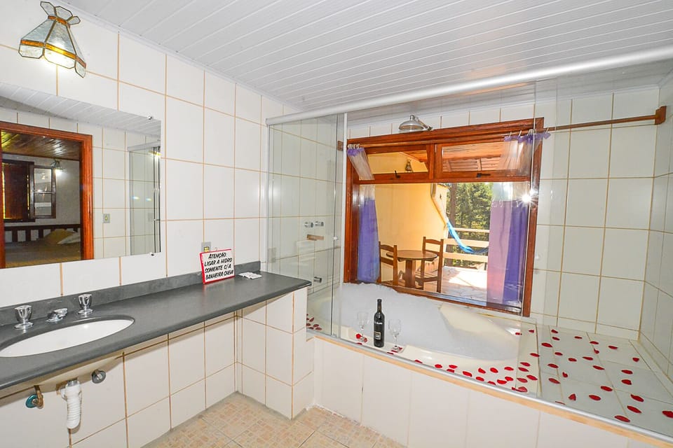 Chalet, Bathtub (Arara - 04 adults) | Bathroom | Free toiletries, hair dryer (on request), towels