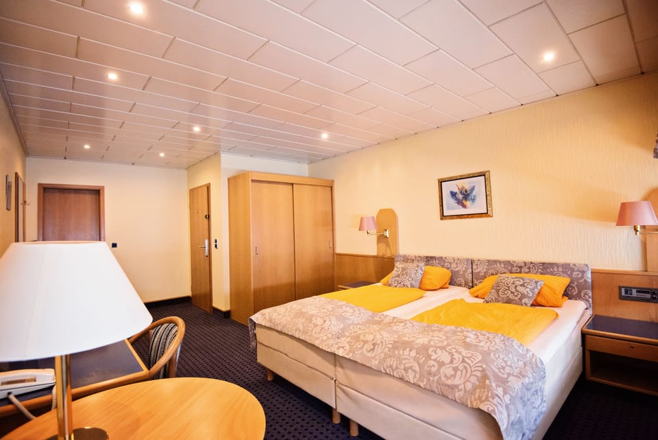 Minibar, desk, cribs (surcharge), WiFi (free)