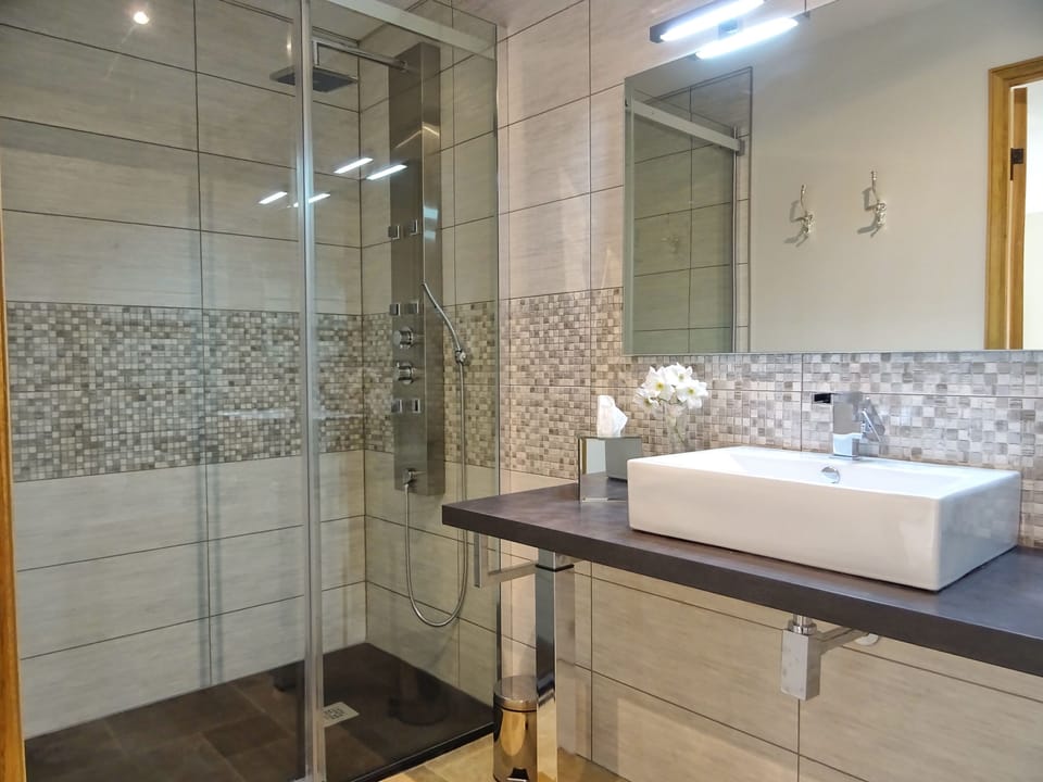 Deluxe Room (Sauveterre) | Bathroom | Shower, rainfall showerhead, free toiletries, hair dryer