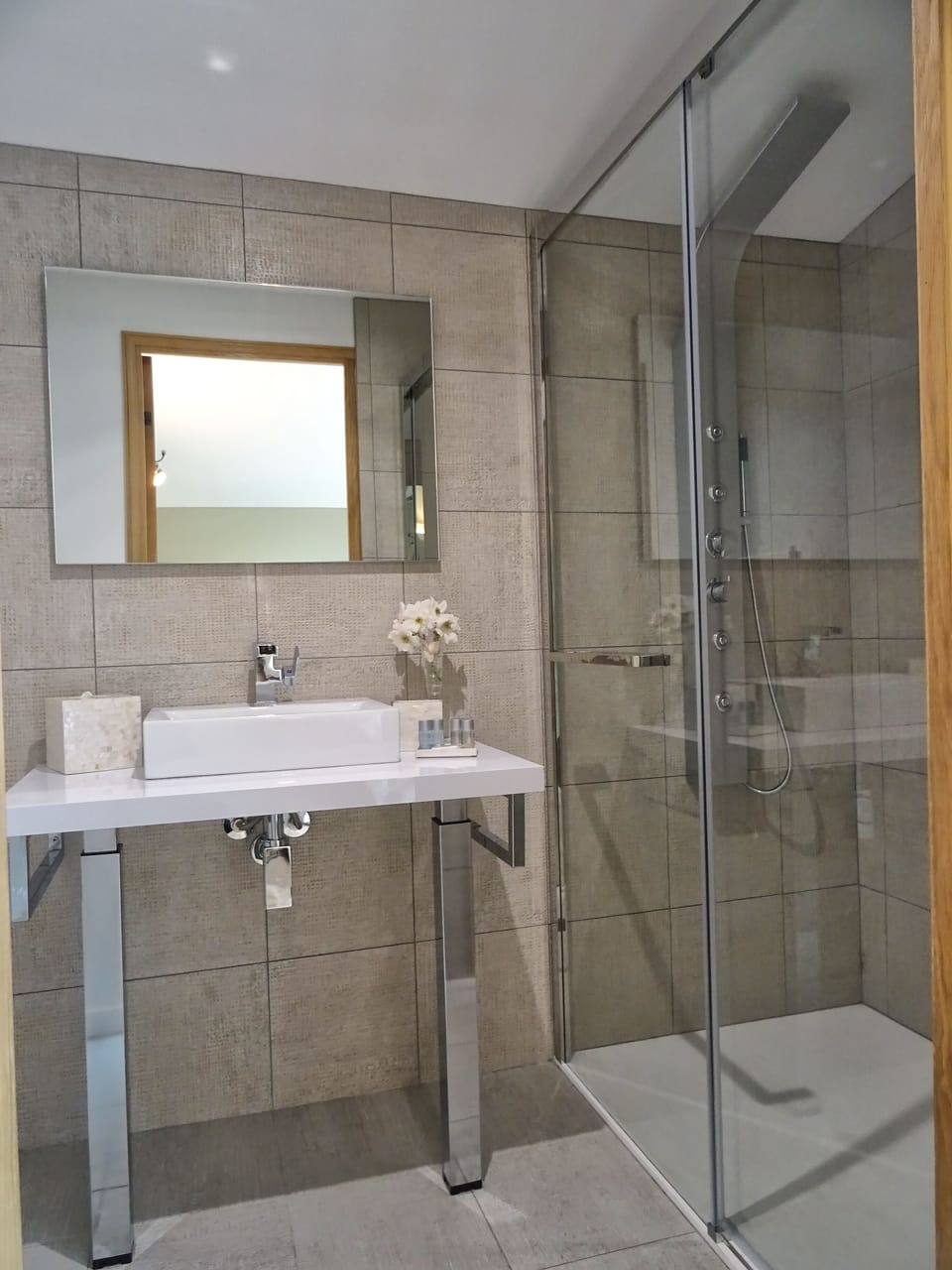 Deluxe Room (Blasimon) | Bathroom | Shower, rainfall showerhead, free toiletries, hair dryer