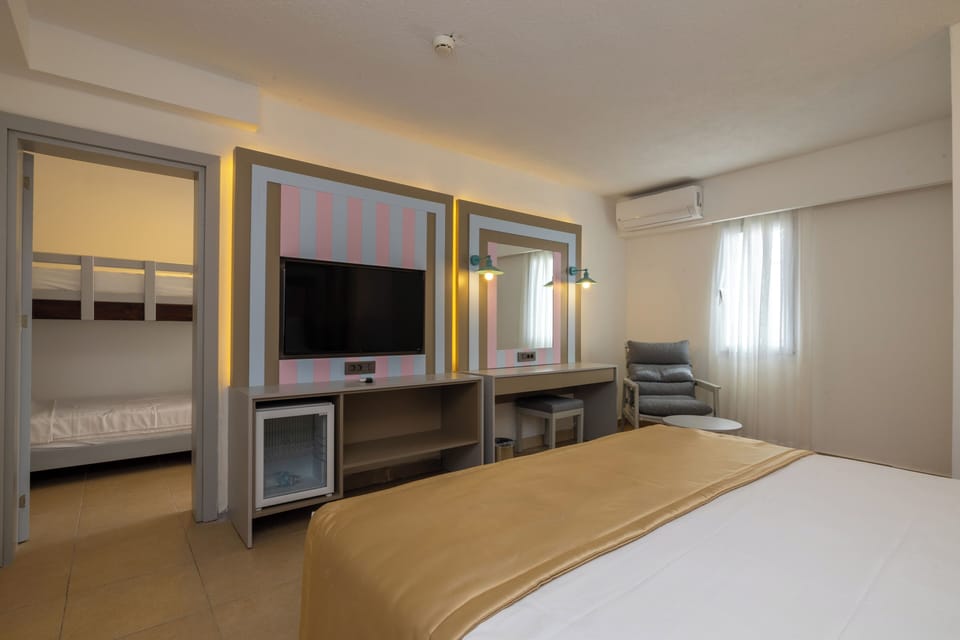 Family Quadruple Room | Minibar, desk, free cribs/infant beds, bed sheets
