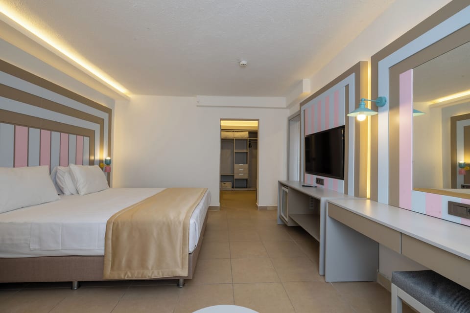 Standard Room | Minibar, desk, free cribs/infant beds, bed sheets