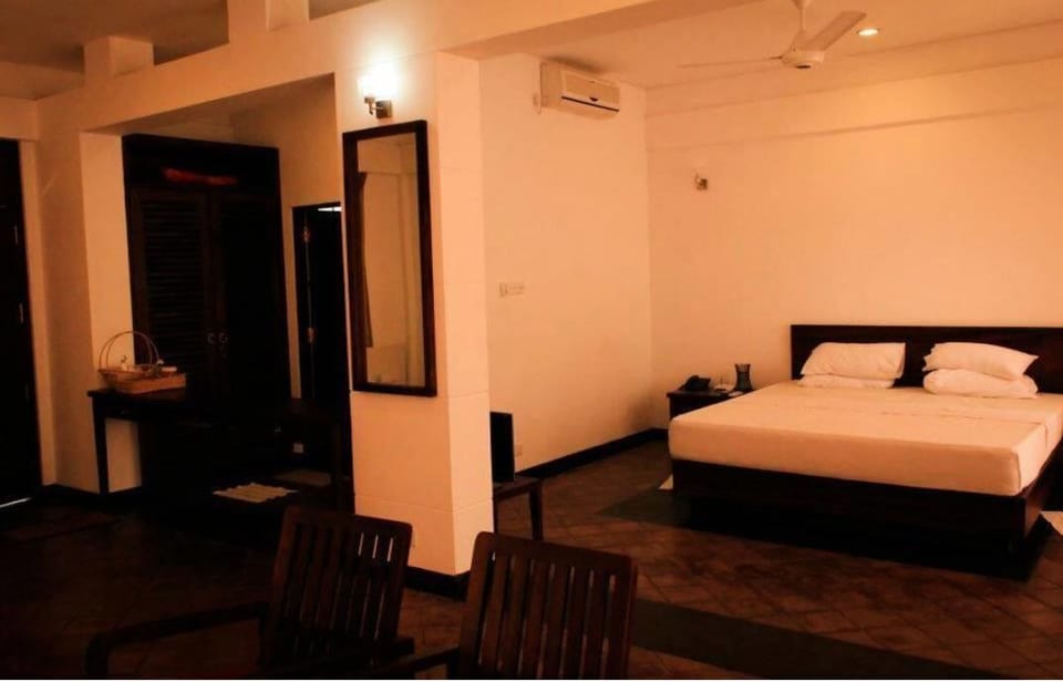 Deluxe Room | Iron/ironing board, WiFi (free), bed sheets