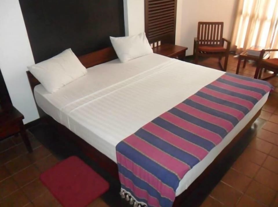 Deluxe Room | Iron/ironing board, WiFi (free), bed sheets