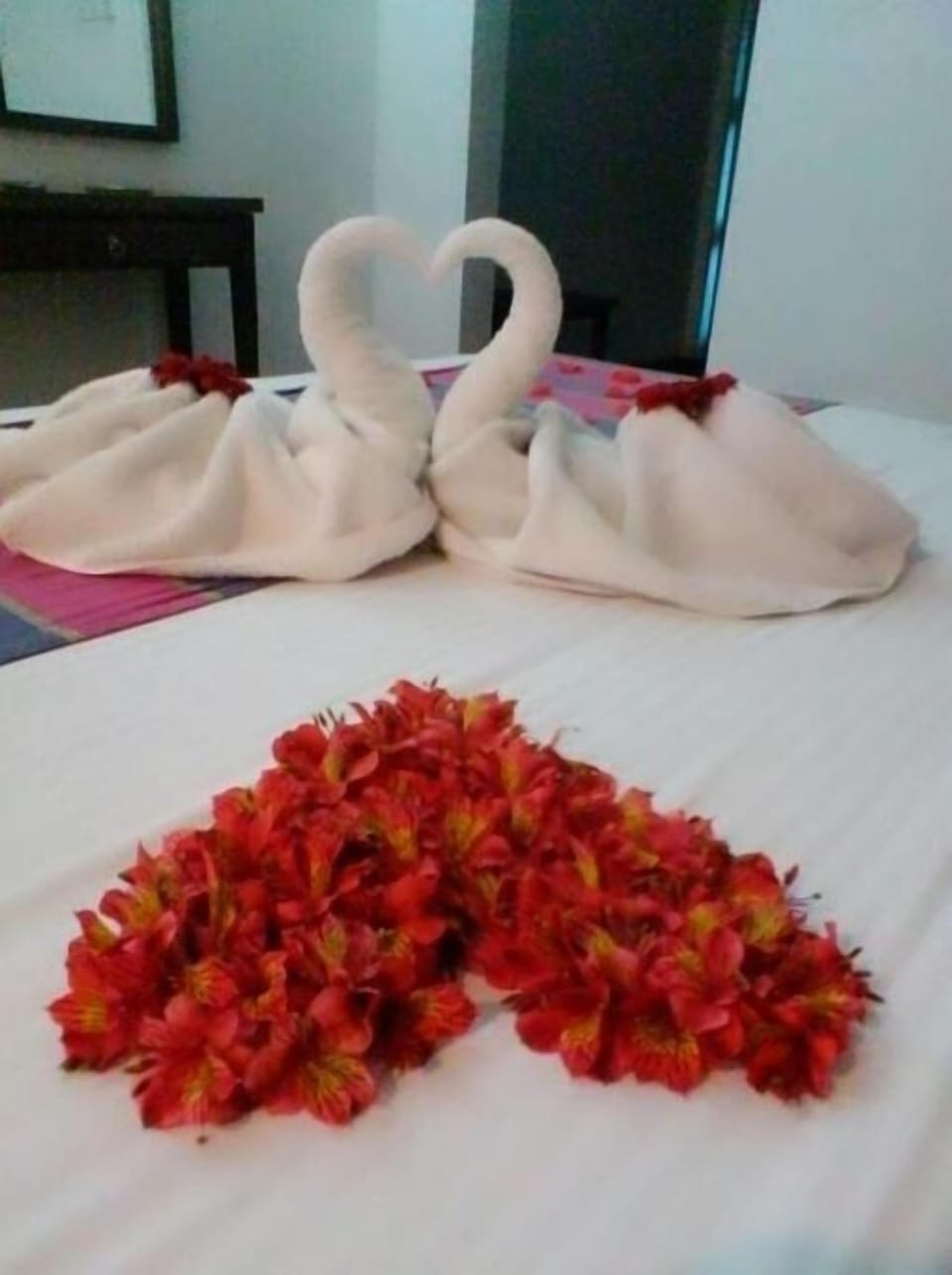 Deluxe Room | Iron/ironing board, WiFi (free), bed sheets