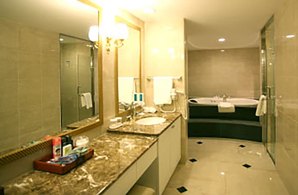 Combined shower/tub, free toiletries, hair dryer, slippers