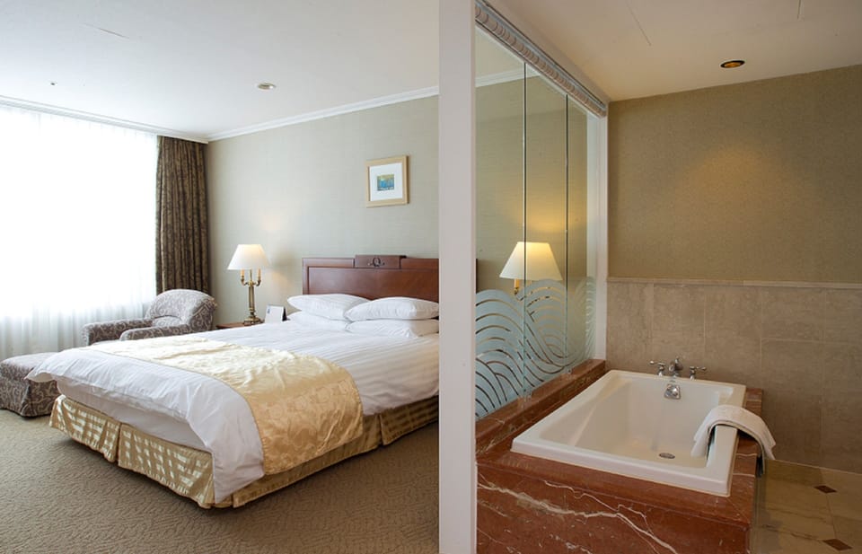 Combined shower/tub, free toiletries, hair dryer, slippers