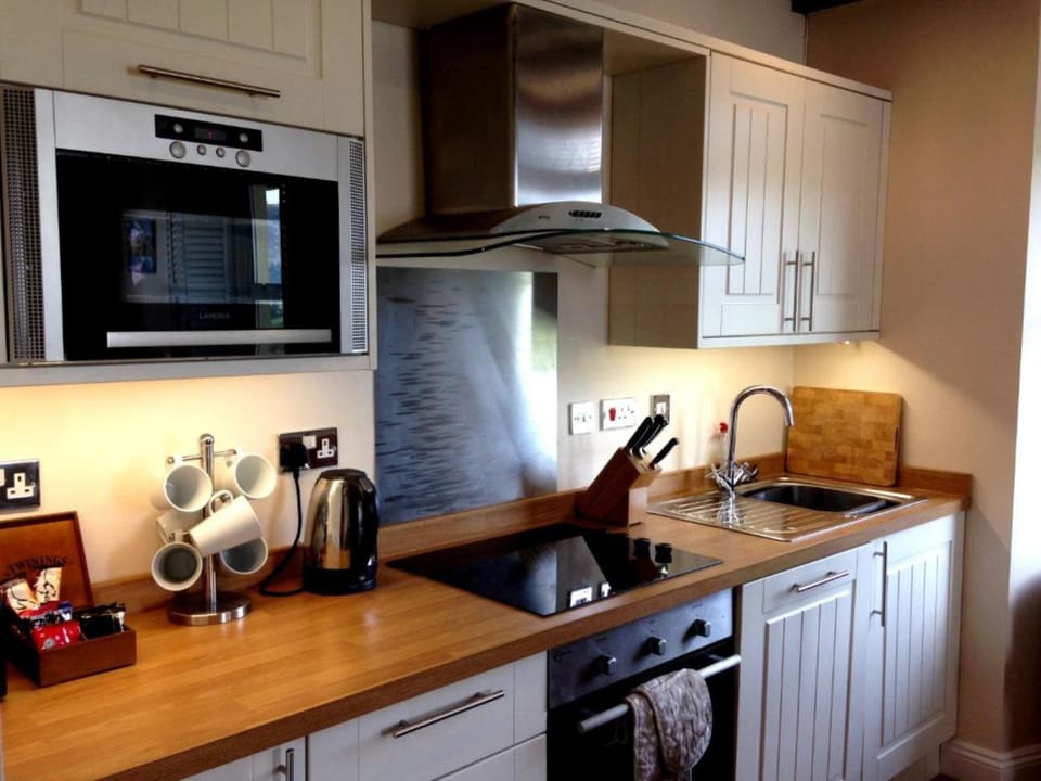 Apartment, 3 Bedrooms | Private kitchen | Coffee/tea maker, electric kettle