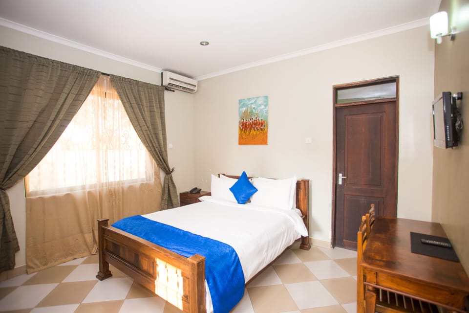 Deluxe Double Room | Desk, laptop workspace, iron/ironing board (on request), WiFi (free)