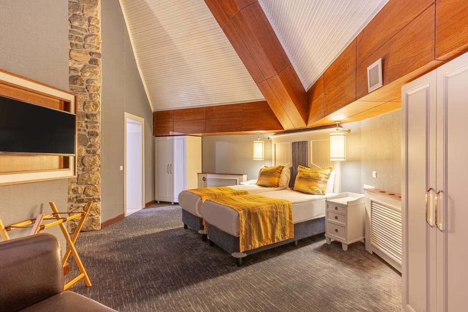 Presidential Room, 1 Bedroom | Premium bedding, minibar, in-room safe, free cribs/infant beds