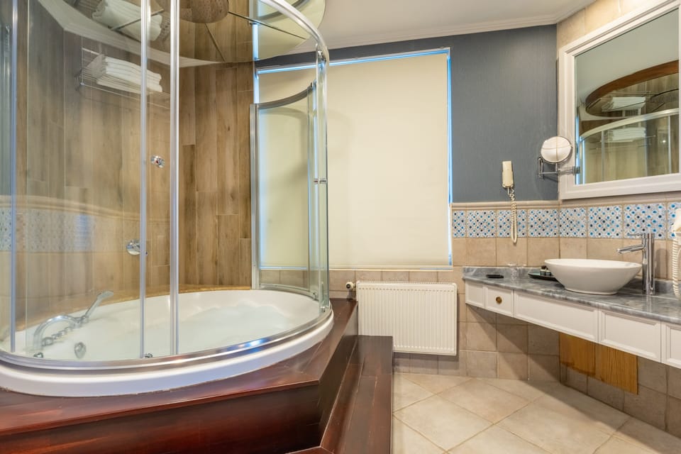 Grand Room | Bathroom | Hair dryer, bathrobes, slippers, towels