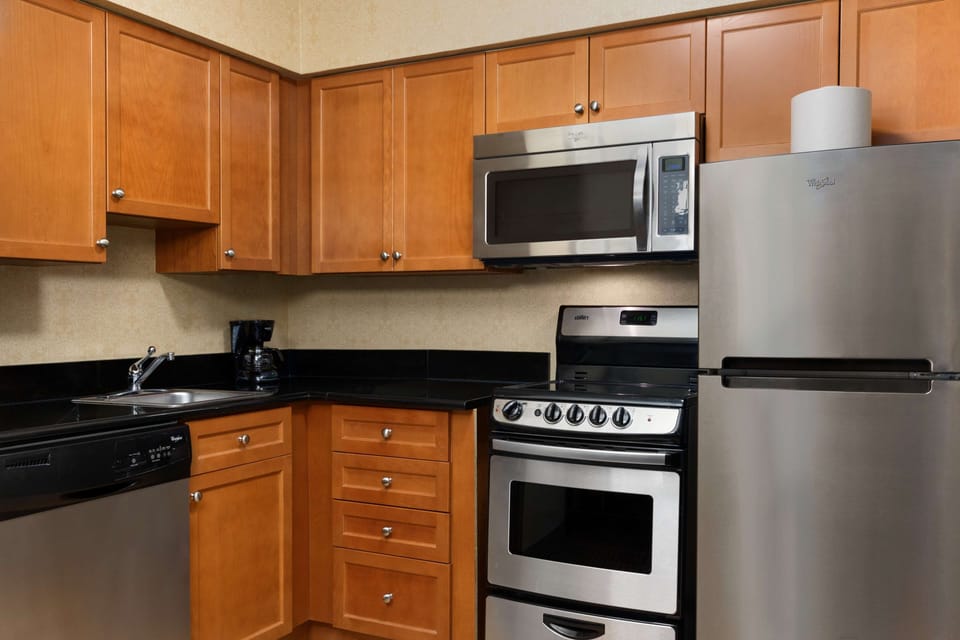 Fridge, microwave, stovetop, dishwasher