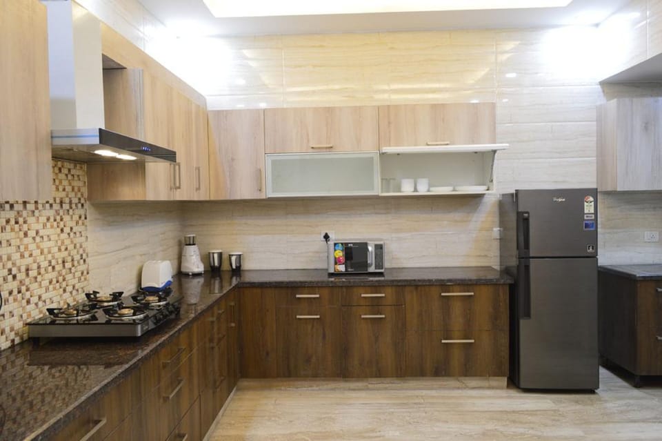 Family Apartment | Shared kitchen | Cookware/dishes/utensils