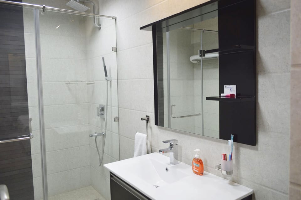 Luxury Double Room | Bathroom | Shower, free toiletries, towels