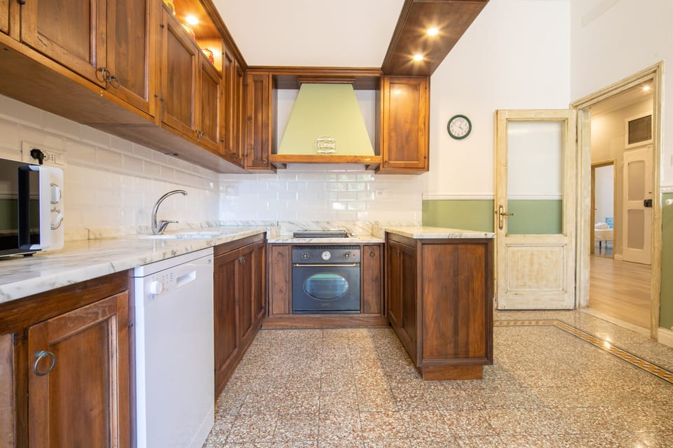 Comfort Apartment, 4 Bedrooms | Private kitchen | Fridge, microwave, oven, stovetop