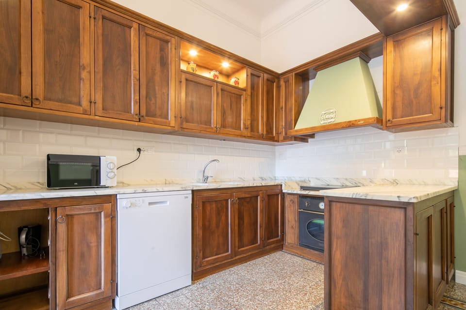 Comfort Apartment, 4 Bedrooms | Private kitchen | Fridge, microwave, oven, stovetop