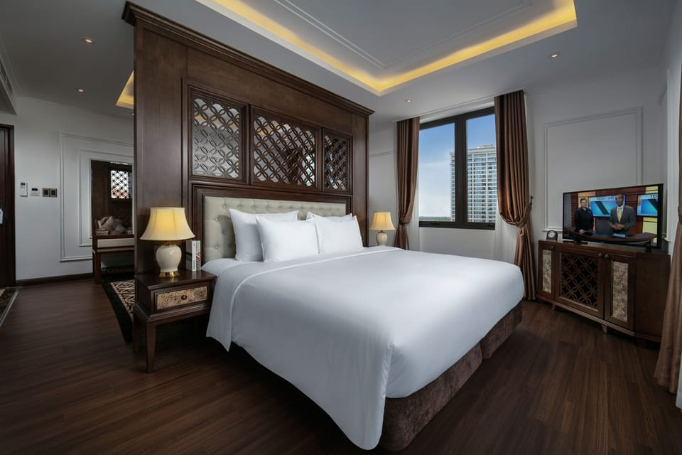 Family Room | Minibar, in-room safe, desk, laptop workspace