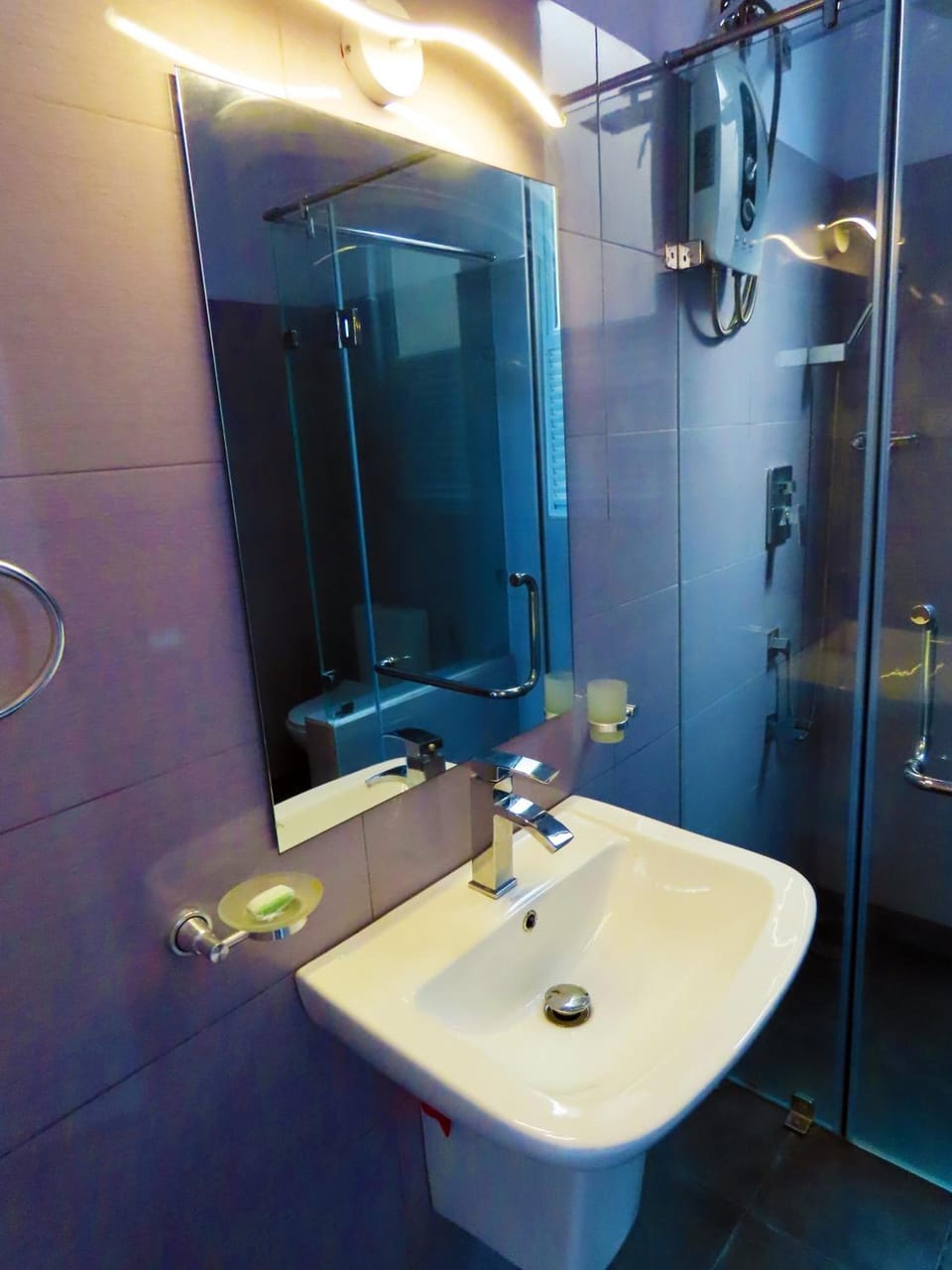 Shower, free toiletries, bidet, towels