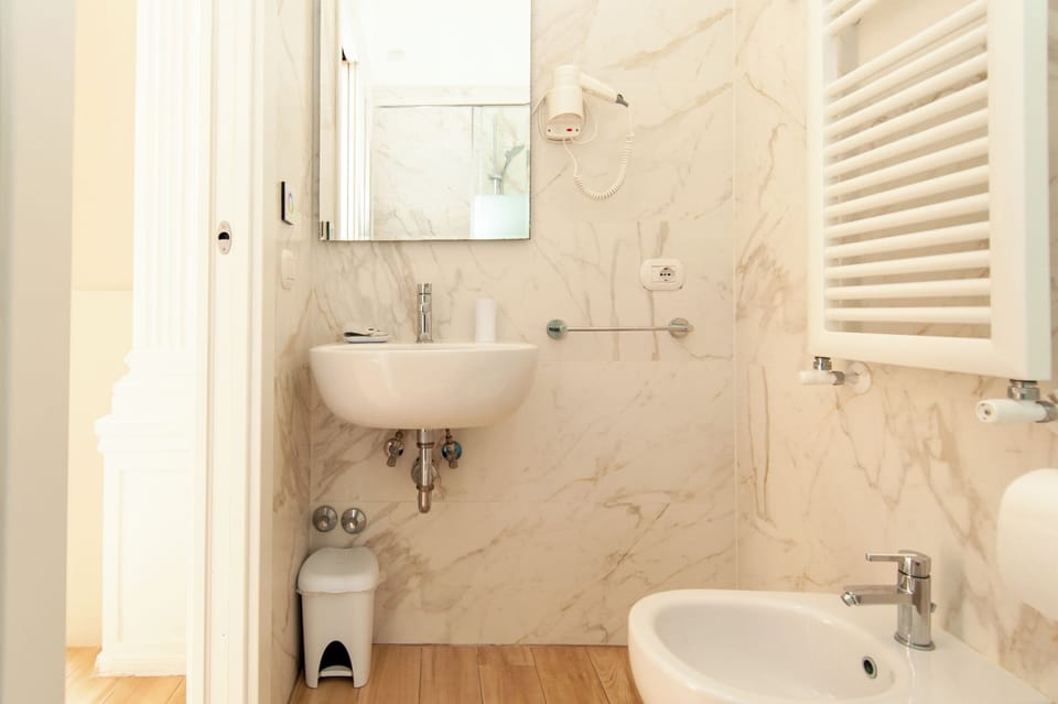 Superior Double or Twin Room, City View | Bathroom | Shower, rainfall showerhead, free toiletries, hair dryer