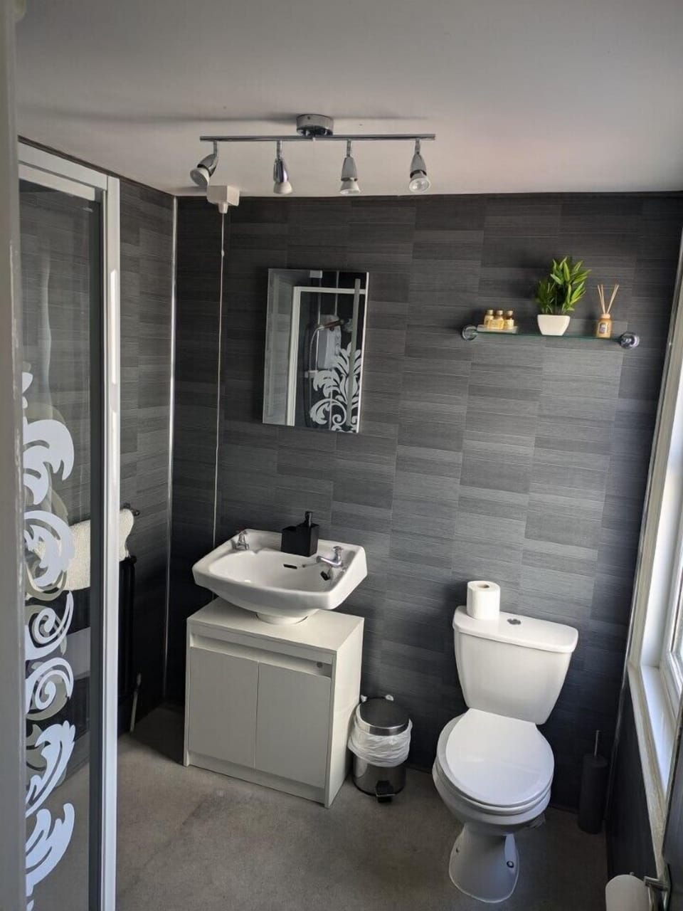 Classic Double Room (4) | Bathroom | Shower, free toiletries, hair dryer, towels