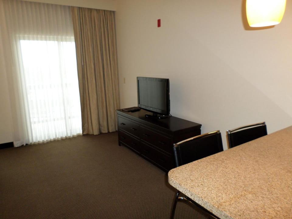 Plasma TV, iPod dock